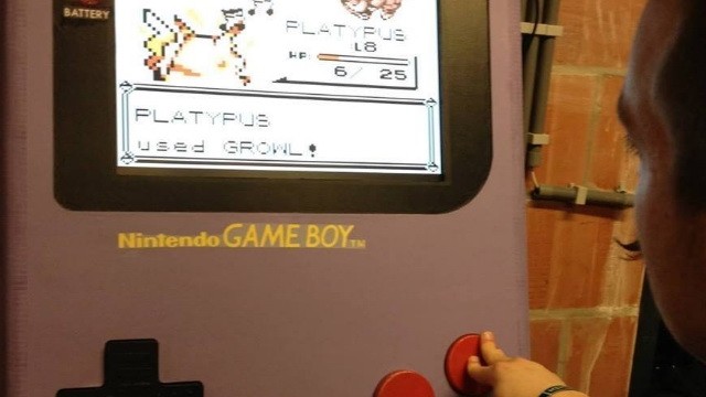 Фанат Nintendo сделал гигантский Game Boy