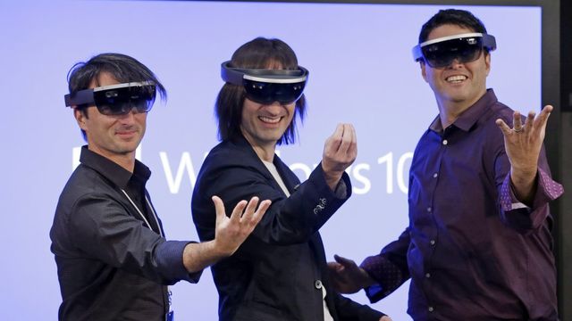 Microsoft анонсировала очки дополненной реальности
